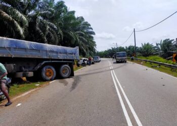 KEADAAN Jalan Bemban-Tehel, Melaka tempat berlakunya kemalangan kereta yang dipandu oleh Toyibah Md. Dasin. - UTUSAN/DIYANATUL ATIQAH ZAKARYA