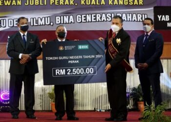 SAARANI Mohamad (dua dari kiri) menyampaikan Anugerah Tokoh Guru kepada Abdul Hashim Abdul Karim (dua dari kanan) pada majlis Sambutan Perayaan Hari Guru Peringkat Negeri Perak di Kuala Kangsar, Perak, hari ini. - FOTO/ZULFACHRI ZULKIFLI