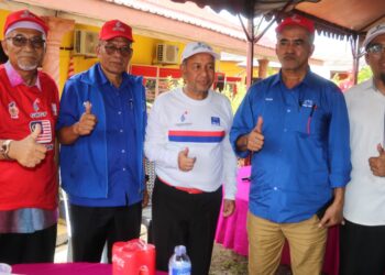 ROZALI Ismail (tengah) hadir pada majlis pelancaran Kelab Permotoran Strorm Rider Junior Peringkat Negeri Pahang di Felda Jengka 12 di Jerantut, Pahang. - FOTO/SALEHUDIN MAT RASAD