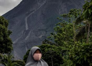 LAVA mengalir keluar dari Gunung Merapi yang dapat dilihat di Kaliurang, Yogyakarta. -AFP