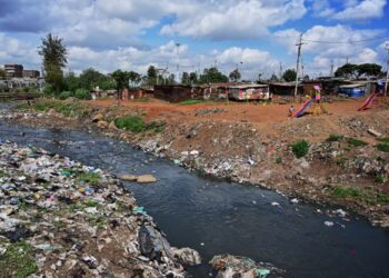 KAJIAN mendapati Sungai Nairobi, Kenya paling tercemar di dunia kerana mengandungi bahan kimia perubatan yang tinggi.-AFP