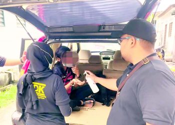 REMAJA perempuan ditahan AADK Klang, Selangor selepas dipercayai terlibat dengan aktiviti penagihan
dadah dan seks bersama teman lelakinya sejak setahun lalu.