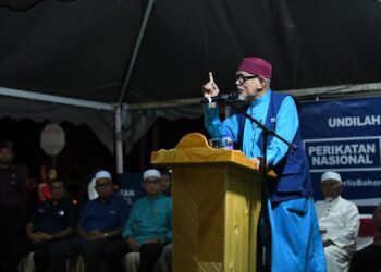 ABDUL Hadi Awang menyampaikan ceramah sempena program jelajah di Perlis di Bilik Gerakan Utama Perikatan Nasional (PN) di Utan Kandis, Arau, Perlis malam tadi.- UTUSAN/IZLIZAN OTHMAN