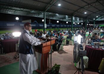 ABDUL Hadi Awang ketika berucap pada Program Makan Malam Bersama Presiden Pas di Kompleks Pas Pokok Sena, Alor Setar, Kedah. - UTUSAN/SHAHIR NOORDIN