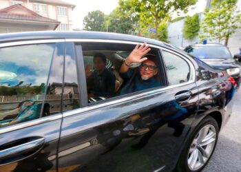 ABDUL Hadi Awang melambai tangan kepada petugas media ketika meninggalkan kediaman Muhyiddin Yassin di Bukit Damansara, Kuala Lumpur semalam. - UTUSAN/M. FIRDAUS M. JOHARI