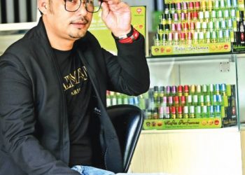 Hafiz Perfumes mampu mengeluar dan mengekalkan jualan sehingga 250,000 botol sebulan mencecah RM600,000 sebulan. – UTUSAN/MOHAMAD SHOFI MAT ISA