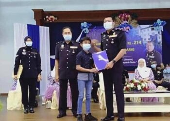 MUHAMMAD Norman Haikal Mazlan menerima sijil penghargaan daripada Mohd. Zain Mat Dris sempena sambutan Hari Polis ke-214, baru-baru ini.