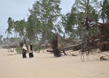 KEADAAN hakisan semakin merebak dan kritikal di kawasan pantai di Kuala Nerus, Terengganu. – UTUSAN/PUQTRA HAIRRY ROSLI