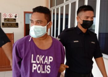 SHAHRUL Nizam Mohammad Shuhaimi (tengah) hadapkan di Mahkamah Majistret Seri Manjung atas tuduhan melakukan khianat dan menghalang tugas polis. - UTUSAN/SHAMSUL KAMAL AMARUDIN