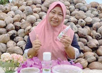 1)	Hamidah Non mempelbagaikan produk berasaskan kelapa dengan menjual minyak kelapa dara, Puspa.