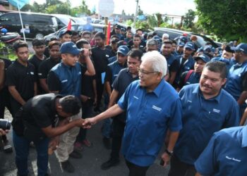 HAMZAH Zainuddin bersalam bersama penyokong PN sempena Program Jelajah Perikatan Nasional (PN) di Bilik Gerakan Utama Hutan Kandis, Arau, Perlis, hari ini. - FOTO/IZLIZAN OTHMAN