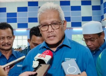 HAMZAH Zainudin bercakap kepada pemberita pada Majlis Ramah Mesra calon Parlimen dan DUN Larut di Dewan Majlis Daerah Selama, Sungai Bayor di Larut, Perak. - UTUSAN