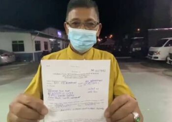 HANAFIAH Mat menunjukkan surat tawaran kompaun RM2,000 yang dikenakan terhadapnya selepas dipanggil memberikan keterangan di Ibu Pejabat Polis Daerah (IPD) Kemaman, semalam.