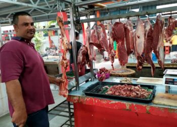 HARGA daging naik di pasar Teluk Intan, Perak disebabkan permintaan yang tinggi semasa Ramadan.  - UTUSAN/AIN SAFRE BIDIN