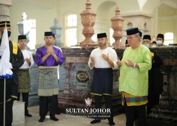 SULTAN  Ibrahim Sultan Iskandar membaca doa ketika berangkat menziarahi Makam Diraja Bukit Mahmoodiah di Johor Bahru sempena Hari Hol. - FACEBOOK SULTAN IBRAHIM SULTAN ISKANDAR