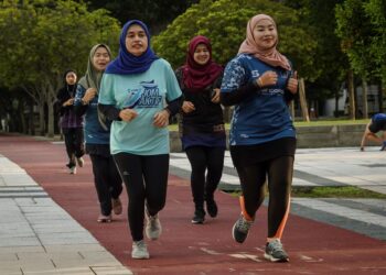 Kelihatan orang ramai meluangkan cuti hujung minggu dengan melakukan aktiviti bersukan sempena majlis pelancaran Hari Sukan Negara 2021 (HSN2021) di Dewan Podium, Kementerian Belia dan Sukan (KBS) di sini, hari ini. - UTUSAN/FARIZ RUSADIO