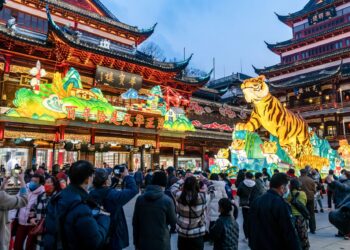 ORANG ramai tidak melepaskan peluang mengambil gambar tanglung harimau di Yuyuan Garden di Shanghai.-AFP