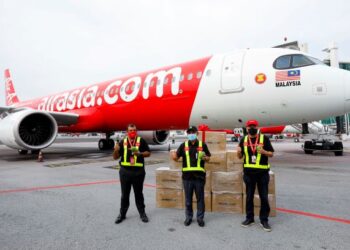 RONALD Kiandee (tengah) bersama Tony Fernandes (kiri) menyempurnakan gimik kempen ‘Harumanis Kembali Lagi’ pada Program Flag-Off Harumanis ke Sabah di KLIA 2, Sepang, Selangor. - UTUSAN/FAISOL MUSTAFA