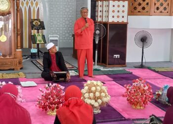 HASAN Abd. Rahman berucap merasmikan majlis penutup khatam al-Quran di Masjid Al-Muhaimin, Bemban, Melaka. - UTUSAN/AMRAN MULUP