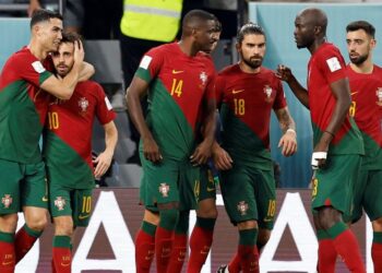 RONALDO diraikan rakan sepasukan selepas menjaringkan ketika menentang Ghana dalam aksi Kumpulan H Piala Dunia Qatar 2022.