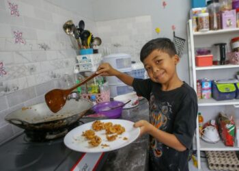 MUHAMMAD Haziq Mohd. Asyraf meminati bidang masakan dan bercita-cita menjadi seorang chef. - UTUSAN/ SHAHIR NOORDIN