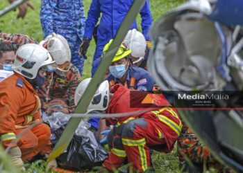 Jabatan Bomba dan Penyelamat Malaysia (JBPM) mengangkat mayat salah seorang dimana Dua individu terselamat manakala dua lagi maut selepas helikopter dinaiki mereka bertembung sesama sendiri sebelum terhempas di Taman Melawati, Kuala Lumpur, hari ini. - UTUSAN/FARIZ RUSADIO