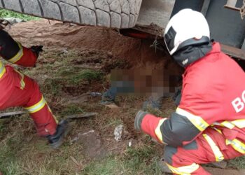 PASUKAN bomba mengeluarkan mangsa yang dihempap sebuah lori muatan pasir di Jalan Kiyai Sujak, Taman Sri Wangi, Kapar di Klang, Selangor petang tadi.