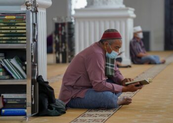 Al-Quran dan hadis Nabi Muhammad SAW adalah sumber utama hukum syarak yang menjadi panduan hidup umat Islam. –  GAMBAR HIASAN