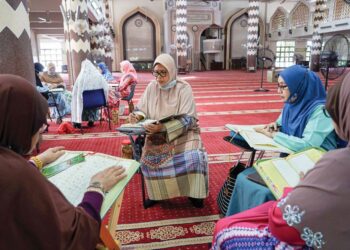 SELAIN bertadarus dalam Ramadan, umat Islam perlu juga mentadabbur al-Quran supaya lebih memahami kandungan kitab suci al-Quran. – GAMBAR HIASAN