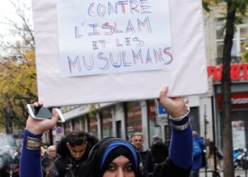 PESERTA demonstrasi mengangkat sepanduk tertera perkataan hentikan serangan media terhadap Islam di Paris pada 2019. -AFP