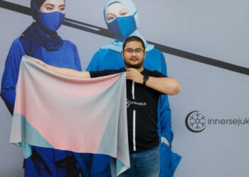 Azrul Izzam Kamarul Zaman menunjukkan antara koleksi Salju Hijab akan yang dikeluarkan sempena Hari Raya Aidilfitri tidak lama lagi.