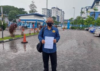 AMRIN Hamzah membuat laporan polis terhadap sebuah akaun Facebook yang dipercayai menghina agama Islam di IPD Seri Alam, Johor. -UTUSAN/KHAIRUL MOHD ALI