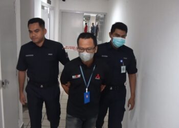 MUHAMMAD Firdaus Embong (tengah) yang dituduh memuat naik kenyataan jelik menghina Islam di Facebook dibawa di Mahkamah Sesyen Kuala Terengganu, Kuala Terengganu, hari ini. - UTUSAN/TENGKU DANISH BAHRI TENGKU YUSOFF