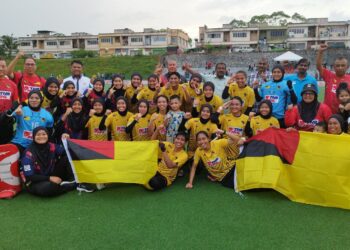 PASUKAN hoki wanita Negeri Sembilan meraikan kejayaan menumpaskan KPT-Uniten Thunder 2-1 sekaligus merangkul piala Liga Hoki Malaysia TNB di Stadium Hoki MBS S2 di Seremban semalam.-UTUSAN/NAZARUDIN SHAHARI