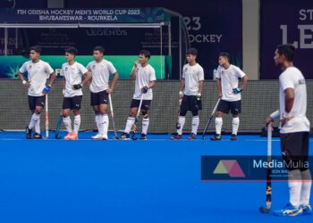 SHAHMIE Irfan Suhaimi (tiga kiri) ketika menjalani latihan bersama pasukan negara di Bhubaneswar, India hari ini. - UTUSAN/FARIZ RUSADIO