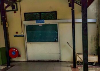 PINTU utama dewan bedah Hospital Kajang kelihatan usang dan masih beroperasi hingga kini. - FOTO/AMIR KHALID