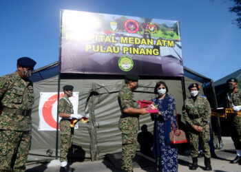 MEJAR Jeneral Datuk Muhammad Huzaimi Sabri (dua dari kiri) menyerahkan penghargaan kepada Pengarah Hospital Pulau Pinang (HPP), Datuk Dr. Teo Gim Sian (tiga dari kiri) pada Majlis Simbolik Penutupan Hospital-Hospital Medan ATM di HPP, Pulau Pinang hari ini.