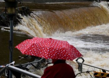 HUJAN yang tidak berhenti sejak tiga hari lalu menyebabkan air sungai semakin naik di Sydney, Australia. -AFP