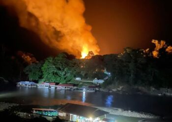 KEADAAN api yang marak membakar pejabat Perhilitan dan rumah penguasa di Taman Negara Kuala Tahan di Jerantut, Pahang. - FOTO/IHSAN PENDUDUK KUALA TAHAN