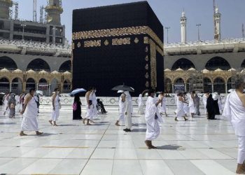 ARAB Saudi dilaporkan membenarkan individu yang menerima suntikan vaksin Sinovac menunaikan umrah tetapi mesti mendapatkan dos ketiga vaksin Covid-19. - AFP