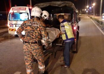 ANGGOTA polis dan bomba mengangkat mayat mangsa yang maut dalam kemalangan jalan raya di Jalan Ayer Hitam - Simpang Renggam, Kluang, Johor malam tadi. - FOTO/MOHAMAD FAHD RAHMAT