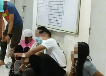 IBU kepada empat anak (kanan) yang  ditahan dalam Op Cegah AADK daerah Kuala Muda di Sungai Petani, Kedah, semalam.