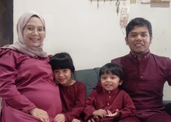 YECI ASTARI Zainuddin (kiri) dan Muhamad Khairul Anam Mohamad Zin bersama dua anak mereka, Nuur Dhiya Malaika (dua dari kiri) dan Muhammad Irsyad Fawaz di rumah mereka di Taman Murni, Sungai Isap di Kuantan, Pahang.