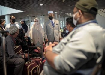 IDRIS Ahmad menyantuni kumpulan pertama 228 orang jemaah umrah diuruskan Amal by Malaysia Airlines di KLIA, Sepang. - FOTO/FAIZ ALIF ZUBIR