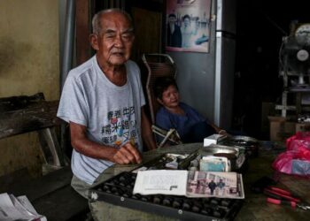 CHIA Min Kwan (kiri) menceritakan dia sekeluarga tergamam apabila dua tentera Jepun pada sepanjang era penjajahannya di Tanah Melayu membuat kawalan dekat penempatan penduduk di Pulau Ketam, Klang, Selangor.