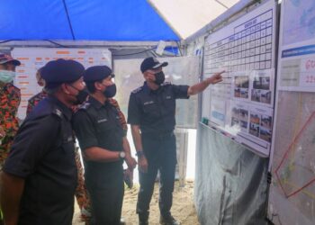 ACRYL Sani Abdullah Sani (kanan) meninjau persiapan banjir semasa melawat Pos Kawalan Tempat Kejadian (PKTK) di Kampung Jongok Batu Dungun, semalam. -UTUSAN/PUQTRA HAIRRY PEMB