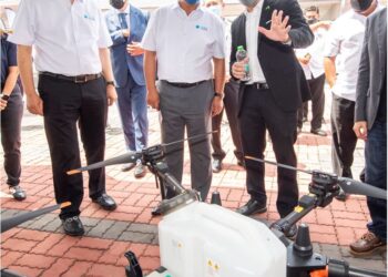 HASNI MOHAMMAD diberi penerangan mengenai operasi dron selepas perasmian  Tapak Ujian Dron di Zon Dron & Robotik Iskandar.