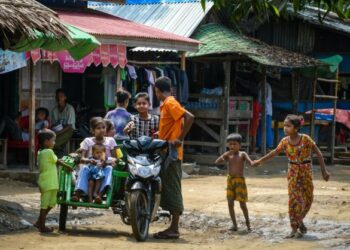 KANAK-KANAK Rohingya yang menjadi pelarian di kem penempatan Thet Kay Pin, Sittwe, Rakhine.-AFP