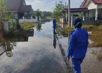 ANGGOTA APM meninjau kawasan rumah penduduk yang dilanda banjir di sekitar Ijok, Kuala Selangor, Selangor, pagi tadi.