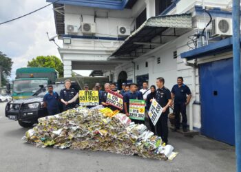 POSTER  dan iklan ah long yang diturunkan oleh pihak berkuasa menerusi Op Vulture di Ipoh hari ini. - UTUSAN